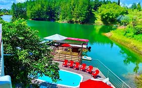 Finca Santa Monica Guatape Privada Lujosa Piscina Jacuzzi Sauna muelle Represa